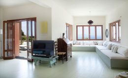 with spacious zones, Smart TV, writing corner