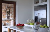 Equipped with gas stove, refrigerator, ice maker, dishwasher, toaster, espresso machine.