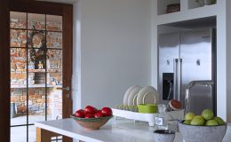 Equipped with gas stove, refrigerator, ice maker, dishwasher, toaster, espresso machine.